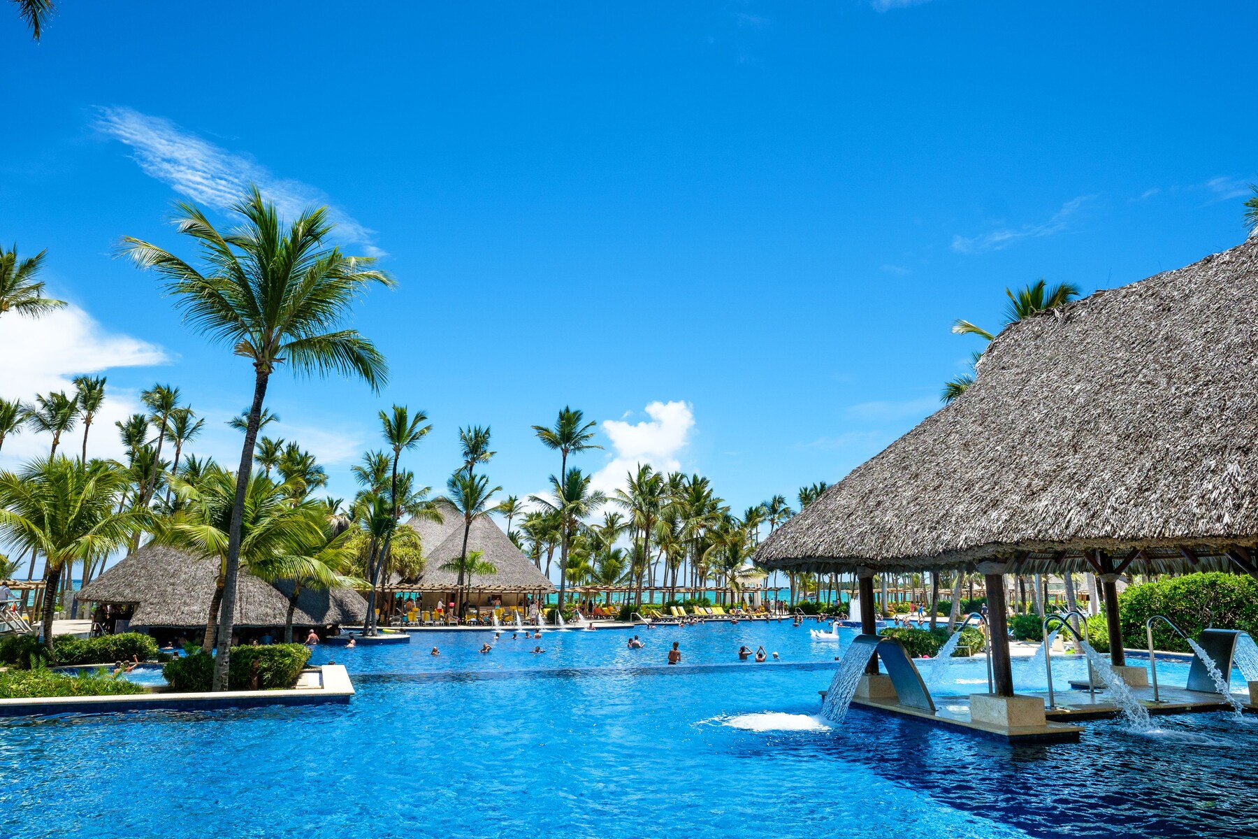 4 outdoor pools, pool umbrellas, sun loungers