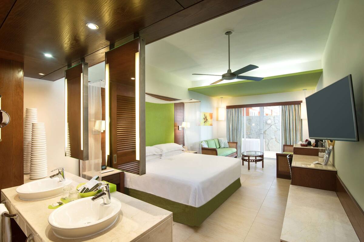 Seprai premium, minibar, brankas, dan meja kerja