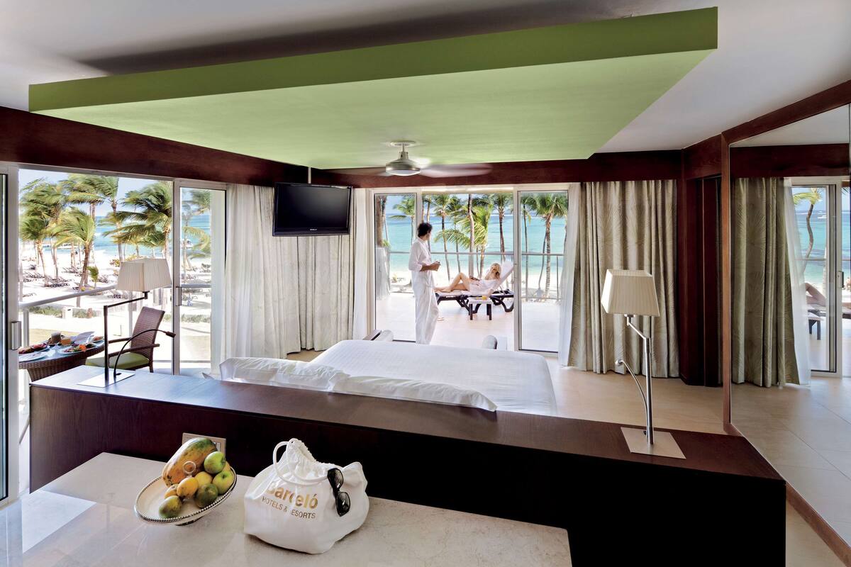Suite Panorama, pemandangan laut (Premium Level Room) | Seprai premium, minibar, brankas, dan meja kerja