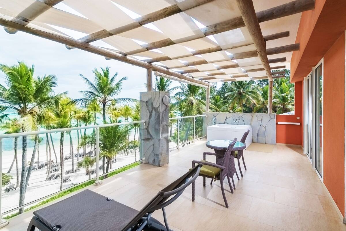 Suite, pemandangan laut (Premium Level Room) | Seprai premium, minibar, brankas, dan meja kerja