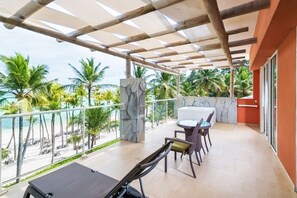 Suite, vista mare (Premium Level Room) | Biancheria da letto di alta qualità, minibar, una cassaforte in camera