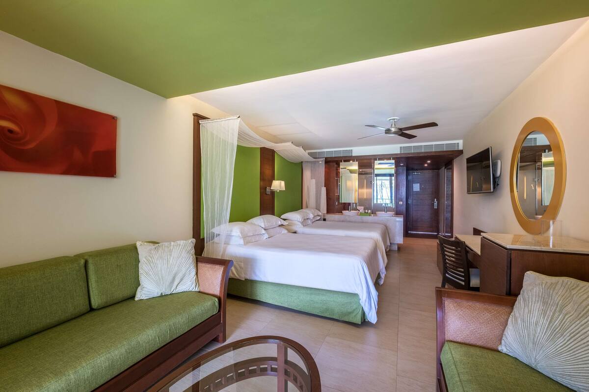 Suite Junior (Family Premium Level) | Seprai premium, minibar, brankas, dan meja kerja