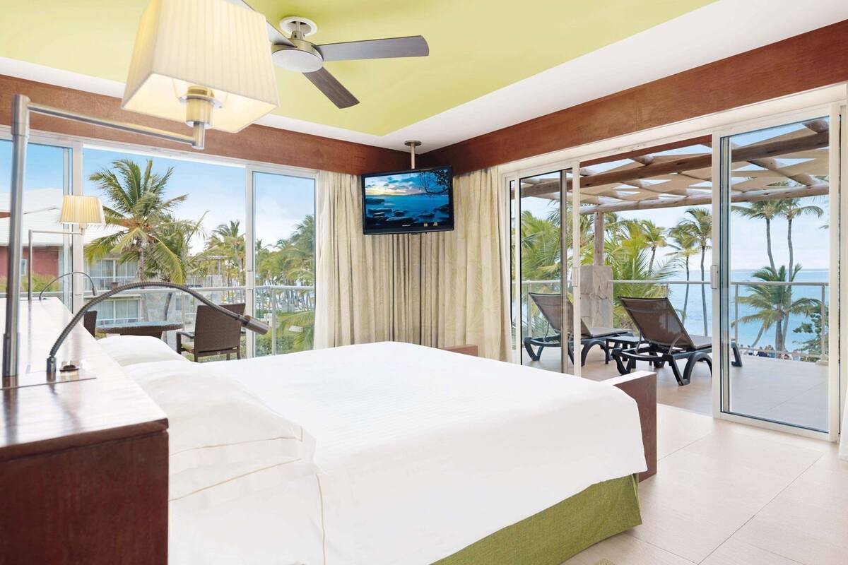 Seprai premium, minibar, brankas, dan meja kerja
