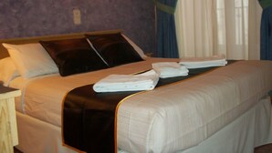 Twin Room | Desk, cots/infant beds, free WiFi - Hostal Oporto (Madrid)