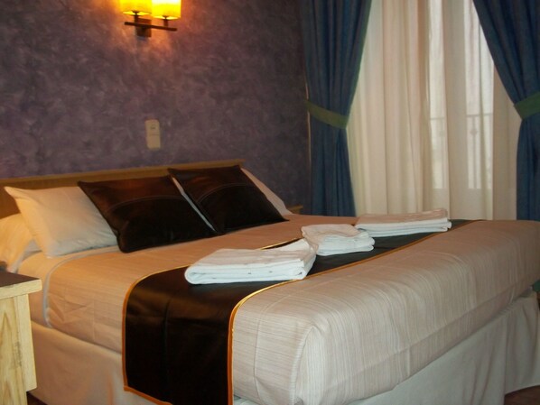 Twin Room | Desk, cots/infant beds, free WiFi