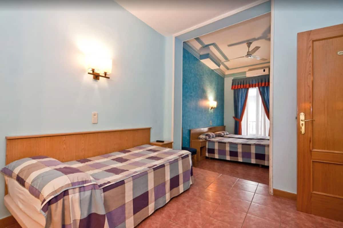 Family Room | Desk, cribs/infant beds, free WiFi