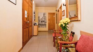 Lobby sitting area - Hostal Oporto (Madrid)