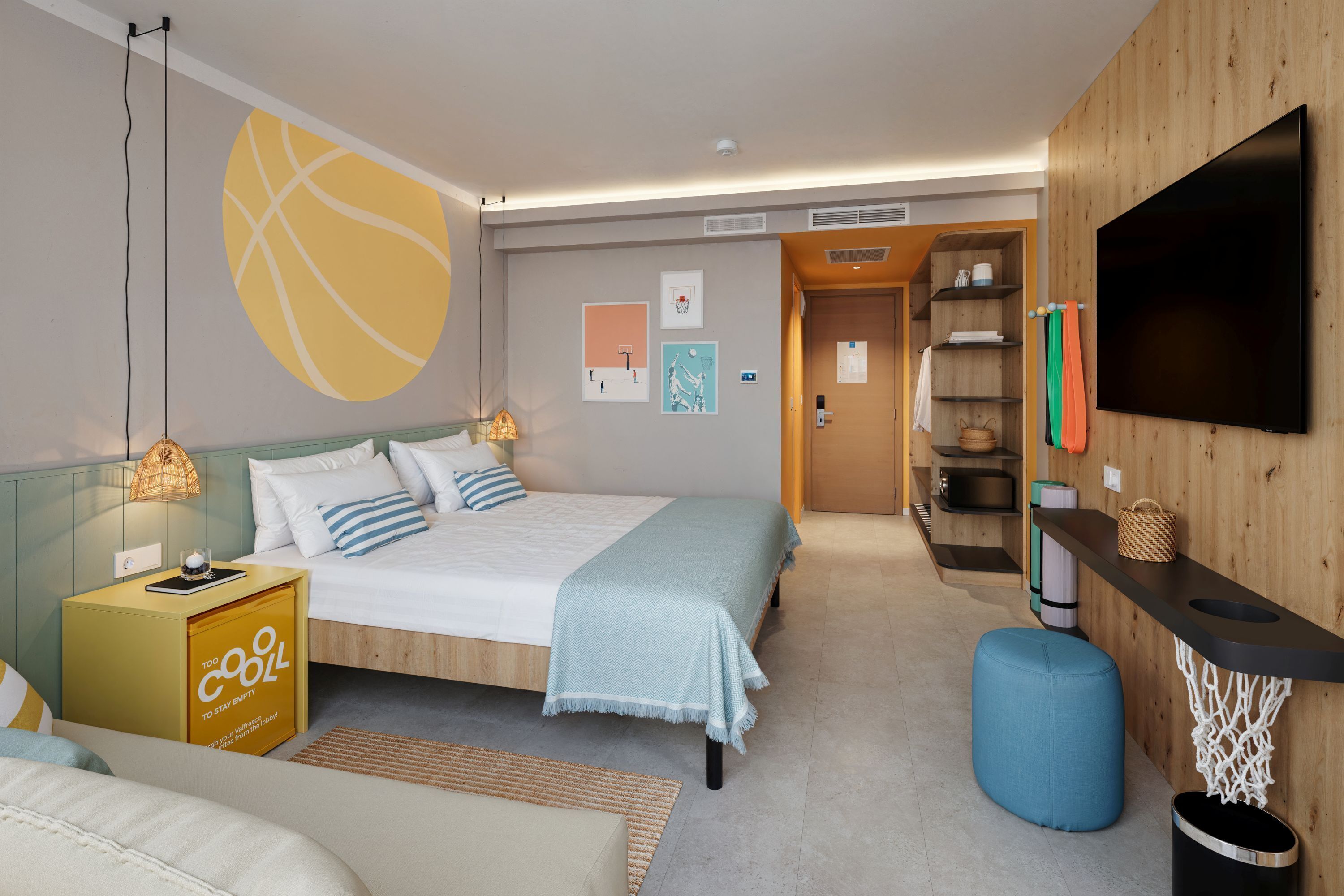 Room for 2+1 | 客房内保险箱、办公桌、免费 WiFi、床单