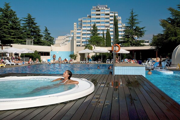 Outdoor pool, pool umbrellas, sun loungers