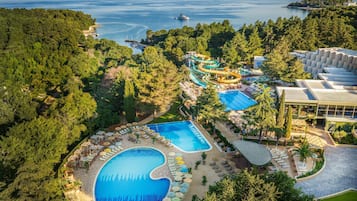 Una piscina al aire libre de temporada, sombrillas