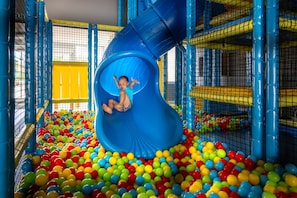 Tempat bermain anak – indoor