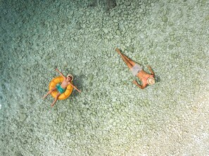 Perto da praia, espreguiçadeiras, guarda-sóis