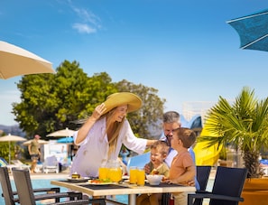 Bar tepi kolam renang