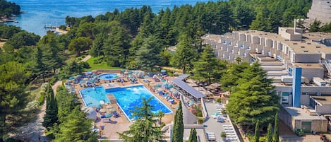 Piscine extérieure, parasols, chaises longues