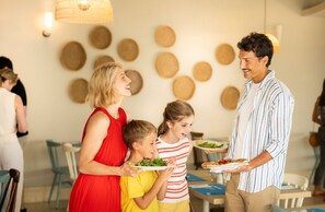 2 ravintolaa, joissa tarjoillaan aamiainen ja lounas; Välimeren keittiö 