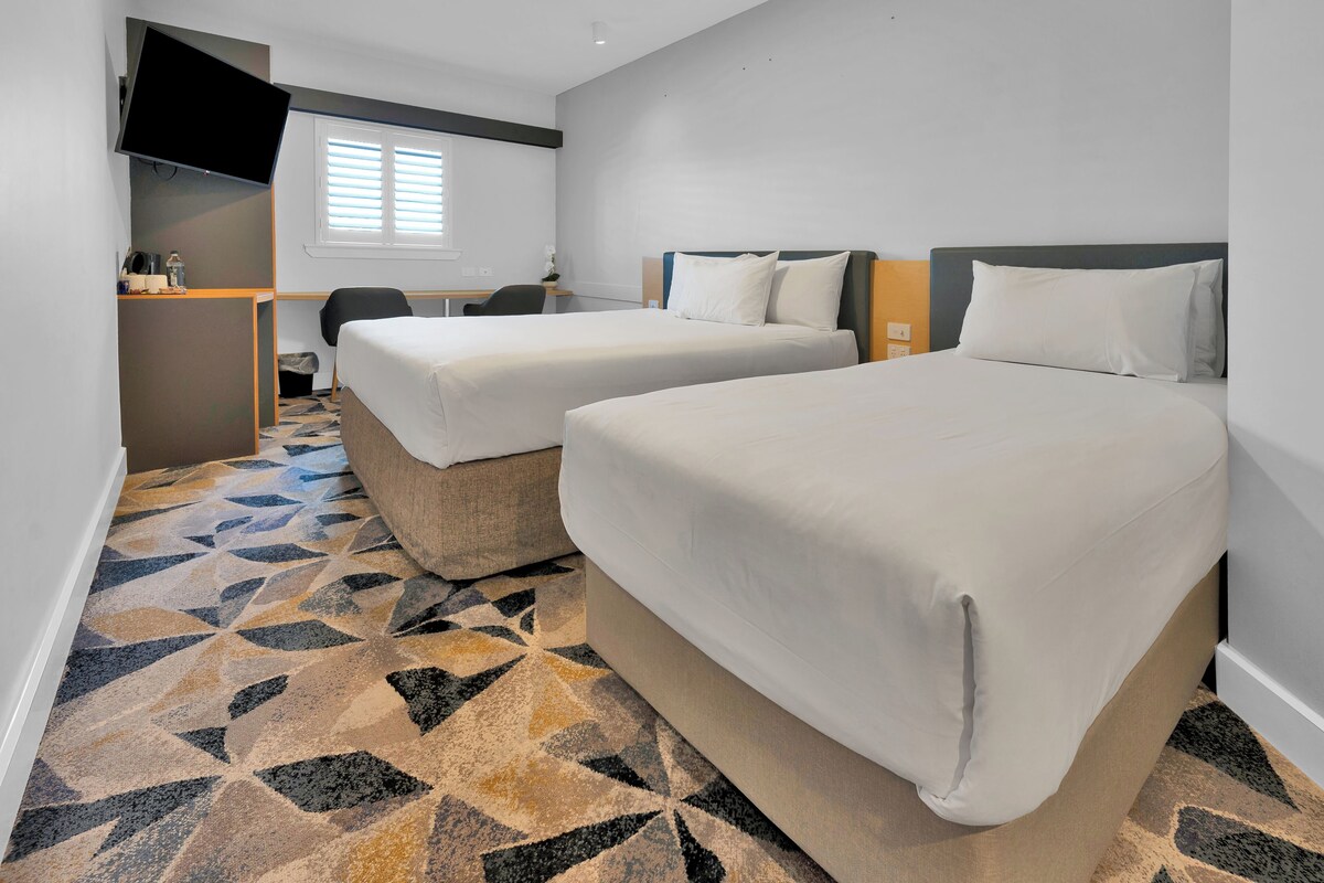 Habitación estándar con 2 camas individuales | Colchones con acolchado adicional, caja fuerte, escritorio