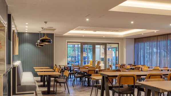 Petit déjeuner, déjeuner et dîner servis sur place