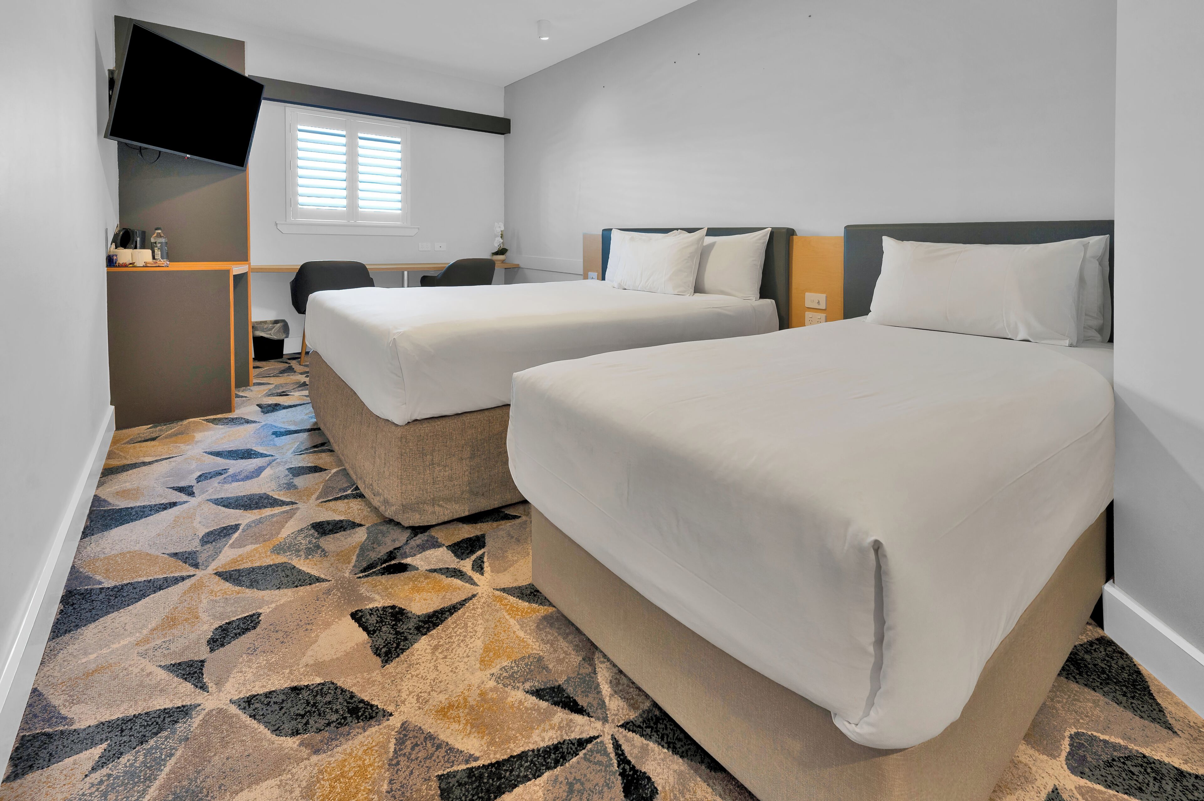 deluxe room, 1 queen bed | 1 bedroom, pillow-top beds, desk, iron/ironing board