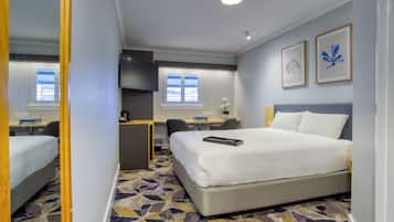 Deluxe Room, 1 Queen Bed | Pillow-top beds, desk, blackout curtains, iron/ironing board