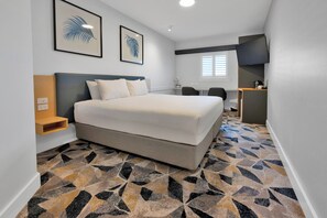 Habitación Deluxe, 1 cama de matrimonio grande | Colchones con acolchado adicional, caja fuerte, escritorio