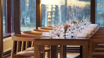 2 restaurants, lunch, dinner served; Scandinavian cuisine