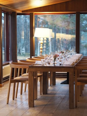 2 restaurants servant le déjeuner et le dîner, plats Cuisine scandinave