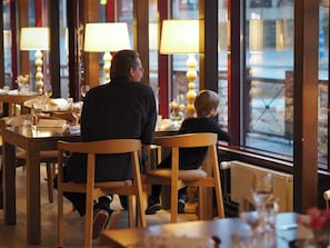 Hi ha 2 restaurants i s'hi serveixen dinars; plats de cuina escandinava