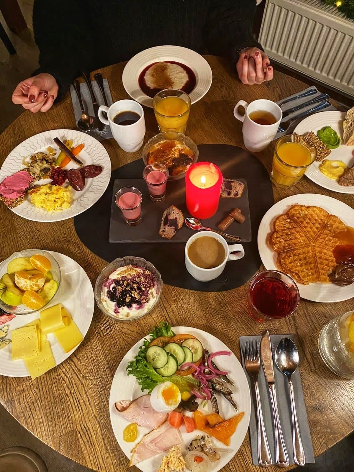 Tägliches Frühstücksbuffet (22 EUR pro Person)