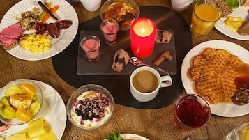 Tägliches Frühstücksbuffet (22 EUR pro Person)