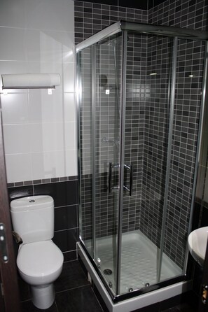 Chuveiro, secador de cabelo (mediante solicitação), toalhas de banho