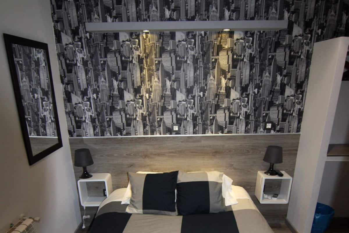 Desk, soundproofing, free cribs/infant beds, free WiFi