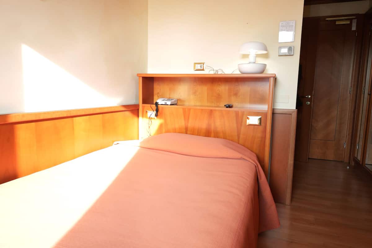 classic single room | 1 bedroom, premium bedding, in-room safe, desk