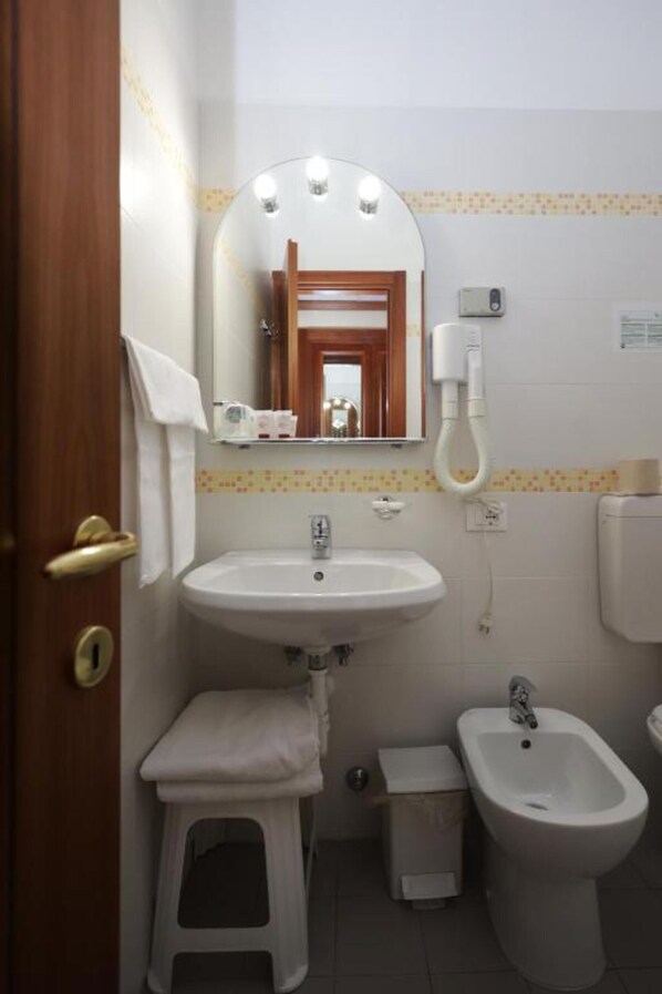 A bathroom with a sink, bidet, and a mirror. - LVG Hotel Collection - Il Chiostro (Verbania)
