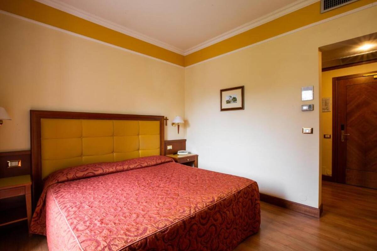Kamar Double atau Twin Superior, pemandangan kebun | Seprai premium, brankas, meja kerja, dan ruang kerja ramah laptop