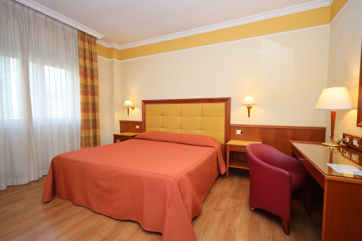 Superior Triple Room, Garden View | Premium bedding, in-room safe, desk, laptop workspace