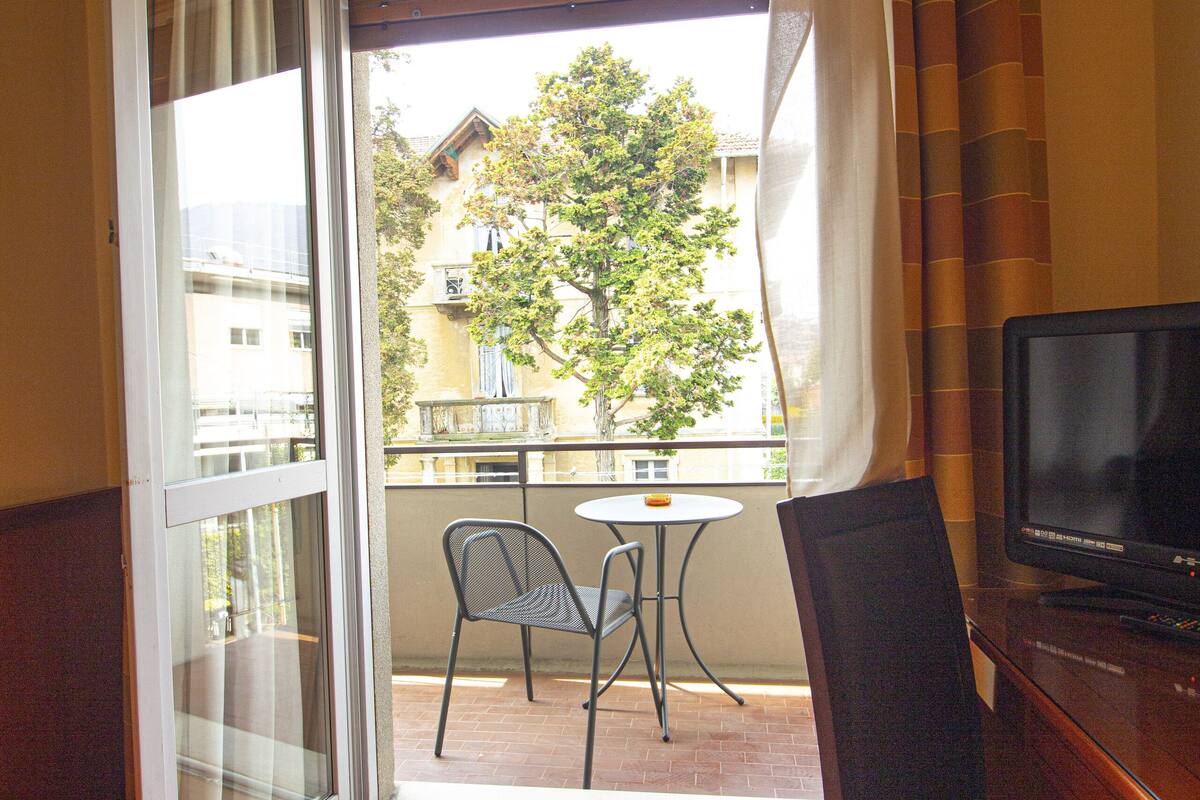 classic single room | 1 bedroom, premium bedding, in-room safe, desk