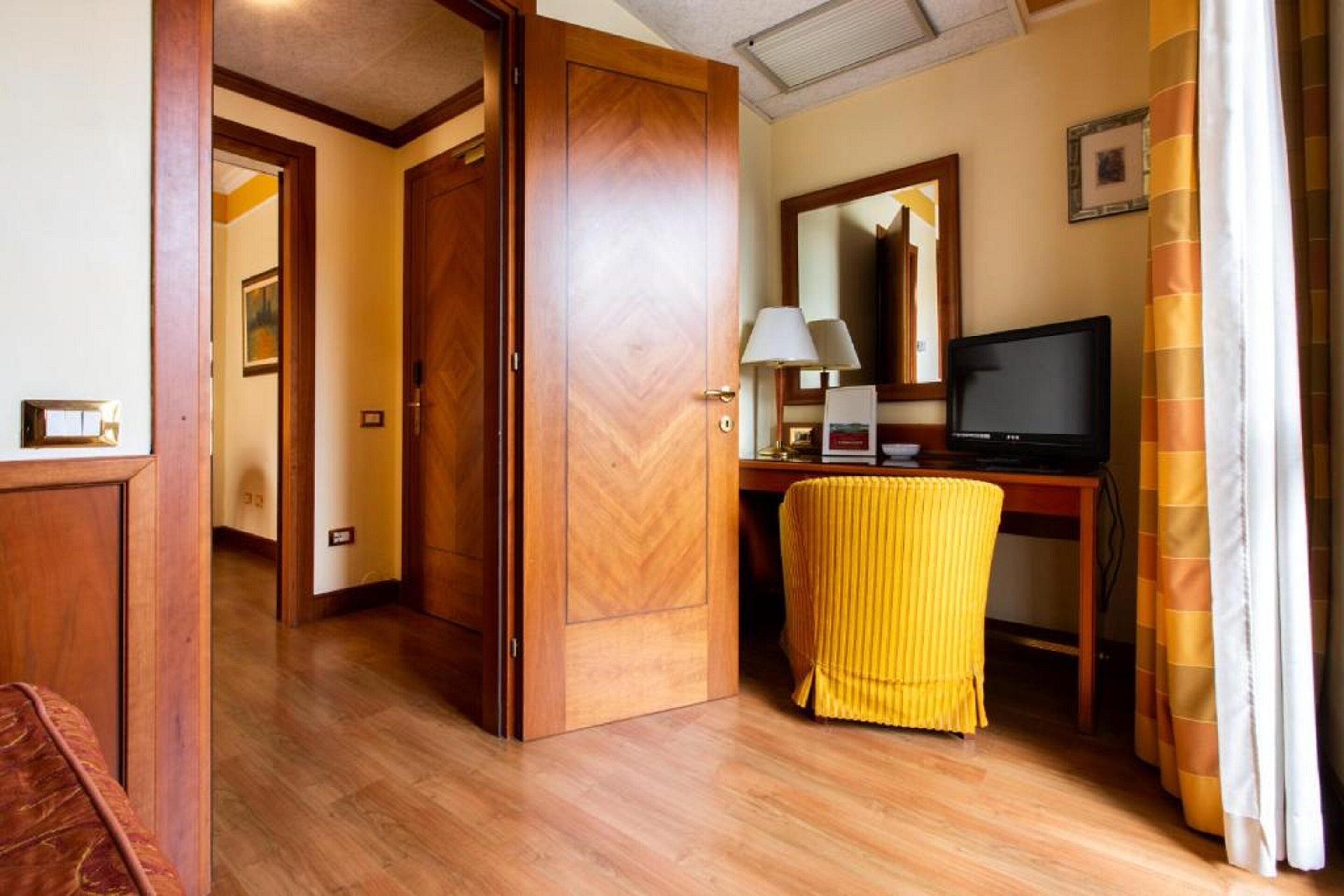 classic triple room | 1 bedroom, premium bedding, in-room safe, desk