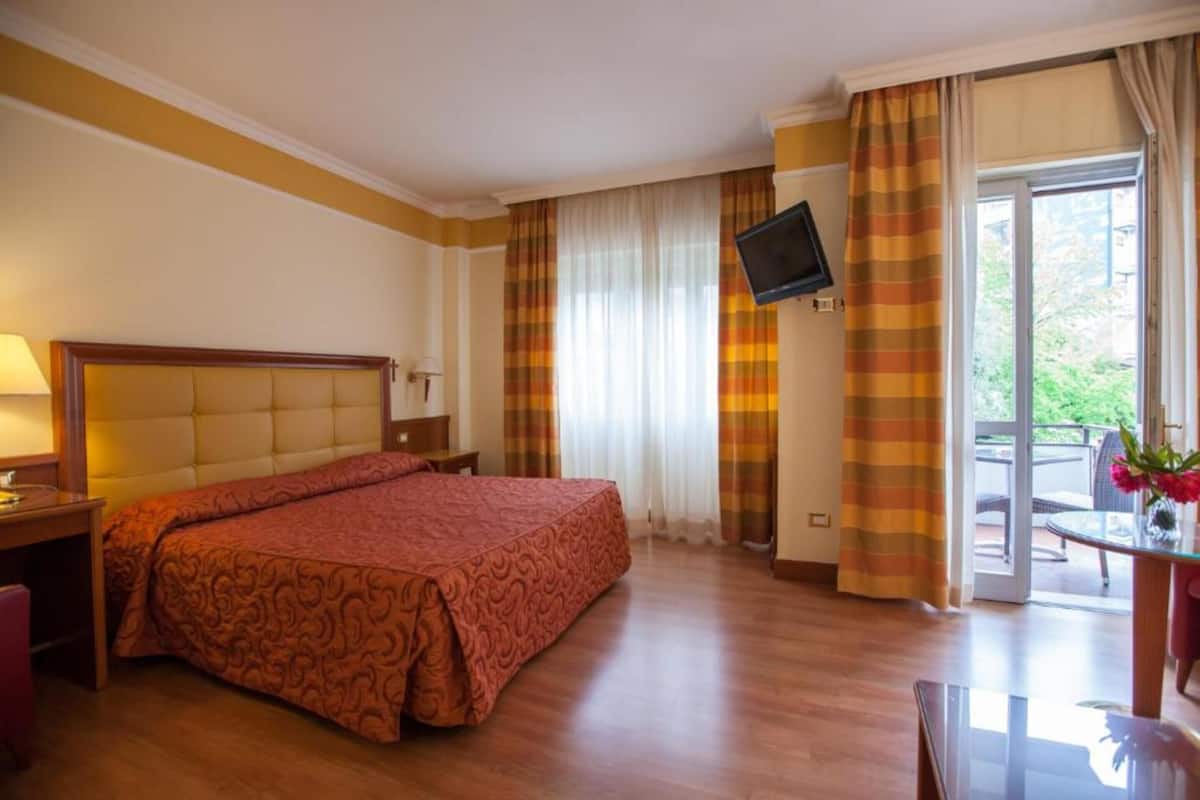 Triple Room, Garden View | Premium bedding, in-room safe, desk, laptop workspace