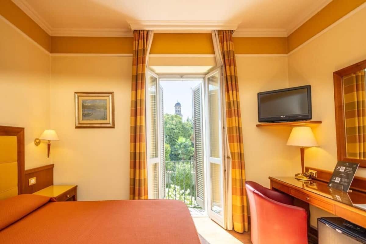 1 bedroom, premium bedding, in-room safe, desk