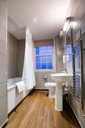 Bathroom - Castle Hotel (Ruthin)