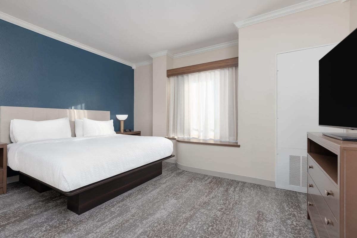 Luxe beddengoed, donsdekens, een bureau, een laptopwerkplek