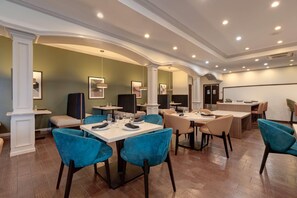 Breakfast and dinner served, American cuisine - Wyndham Lake Charles Casino Area (Lake Charles)