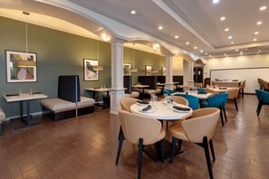 Phục vụ bữa sáng và bữa tối, món ăn kiểu Mỹ 