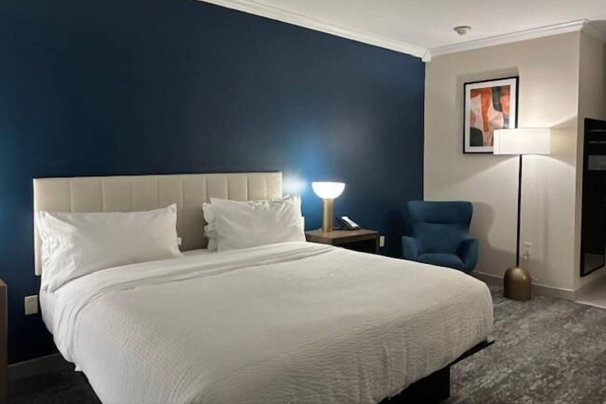 Luxe beddengoed, donsdekens, een bureau, een laptopwerkplek