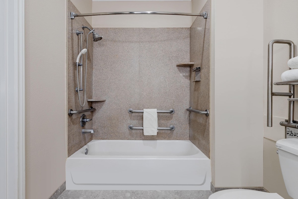 Kamer, 1 kingsize bed, toegankelijk voor mindervaliden (Mobility/Hearing Tub w/Grab Bars) | Rolstoeltoegankelijke badkamer