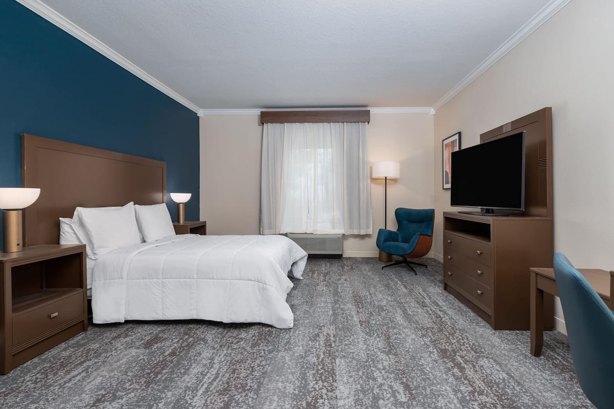 Luxe beddengoed, donzen dekbedden, een bureau, een laptopwerkplek