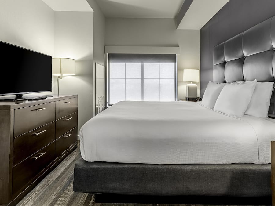 Premium bedding, in-room safe, desk, laptop workspace
