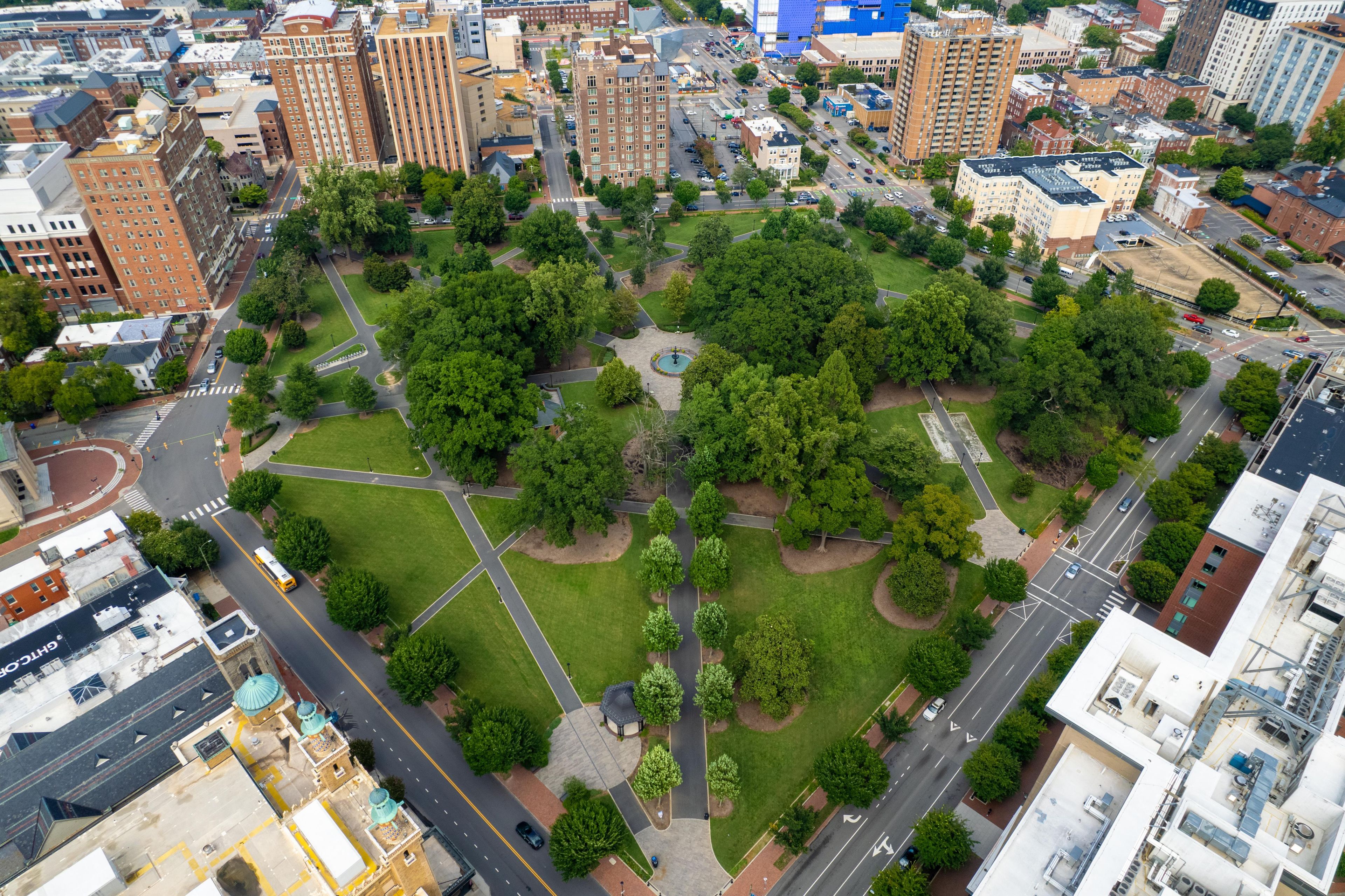 Oversigtsbillede af et bybillede med en central park omgivet af bygninger.