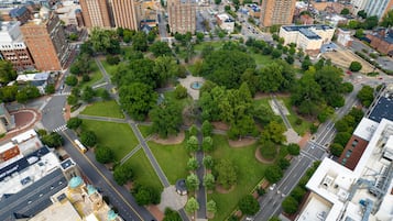 Oversigtsbillede af et bybillede med en central park omgivet af bygninger.