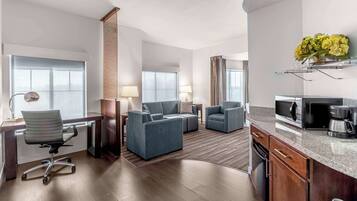 Suite Eksekutif, 1 Tempat Tidur King, bathtub, sudut | 1 kamar tidur, seprai premium, brankas, dan meja kerja